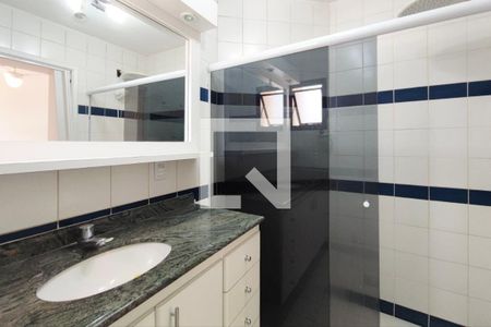 Banheiro de apartamento à venda com 1 quarto, 50m² em Cambuí, Campinas