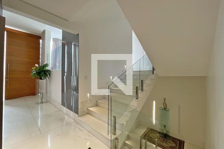 Escadas entre as salas de casa à venda com 4 quartos, 600m² em Mangabeiras, Belo Horizonte
