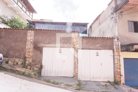 Casa à venda com 120m², 3 quartos e 2 vagas Casa à venda com 120m², 3 quartos e 2 vagasfachada