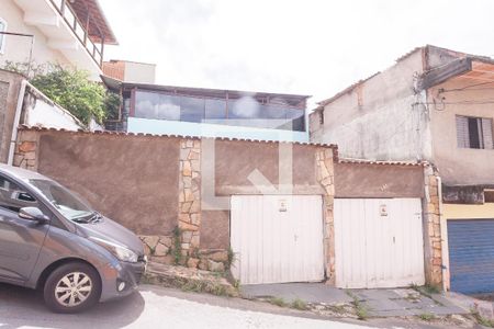 Casa à venda com 120m², 3 quartos e 2 vagas Casa à venda com 120m², 3 quartos e 2 vagasfachada