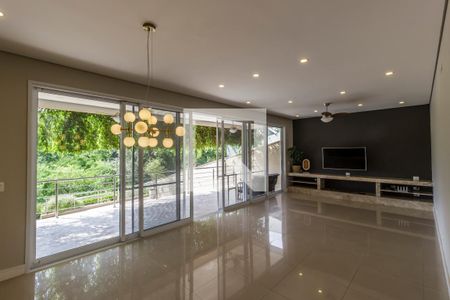 Sala de TV de casa de condomínio para alugar com 3 quartos, 285m² em Alphaville, Santana de Parnaíba