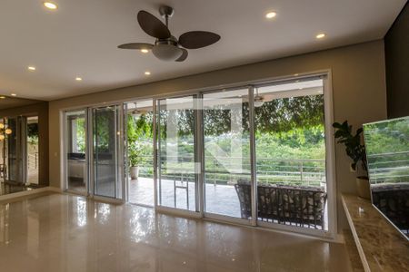 Sala de TV de casa de condomínio para alugar com 3 quartos, 285m² em Alphaville, Santana de Parnaíba