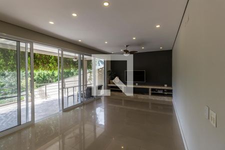 Sala de TV de casa de condomínio para alugar com 3 quartos, 285m² em Alphaville, Santana de Parnaíba