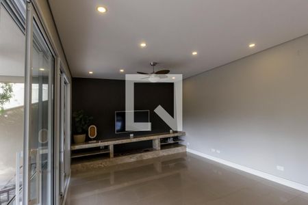 Sala de TV de casa de condomínio para alugar com 3 quartos, 285m² em Alphaville, Santana de Parnaíba