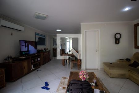 Casa de condomínio para alugar com 240m², 4 quartos e 2 vagasSala