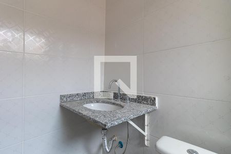 Banheiro da suíte de casa para alugar com 2 quartos, 100m² em Conjunto Habitacional Vila Santana (sousas), Campinas