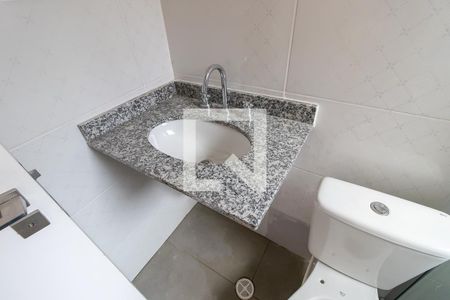 Banheiro da suíte de casa para alugar com 2 quartos, 100m² em Conjunto Habitacional Vila Santana (sousas), Campinas