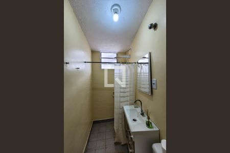 Banheiro de kitnet/studio para alugar com 1 quarto, 45m² em Liberdade, São Paulo