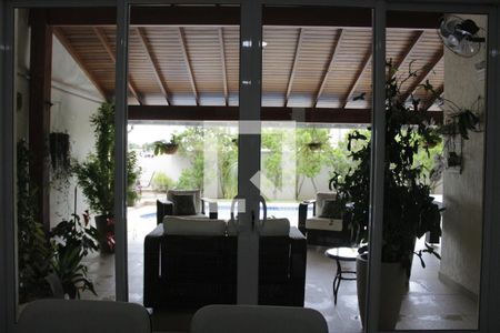 Vista da sala de estar e jantar de casa de condomínio à venda com 4 quartos, 350m² em Alphaville Dom Pedro, Campinas