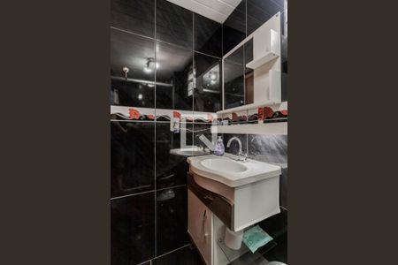 Banheiro de apartamento à venda com 2 quartos, 40m² em Rubem Berta, Porto Alegre