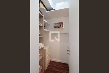 Closet da suíte de apartamento para alugar com 1 quarto, 120m² em Vila Buarque, São Paulo