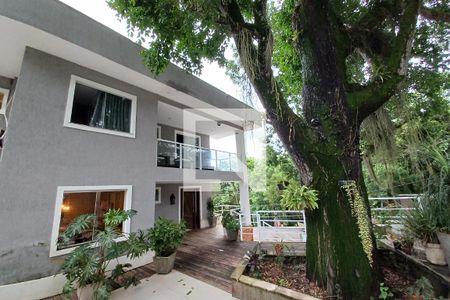 Fachada de casa à venda com 3 quartos, 550m² em Itaipu, Niterói