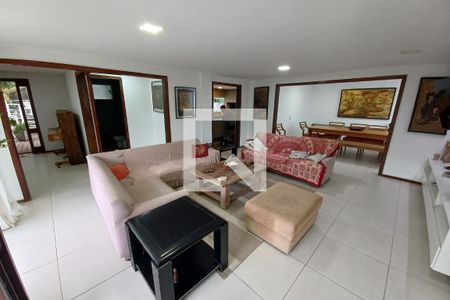 Sala de casa à venda com 3 quartos, 550m² em Itaipu, Niterói
