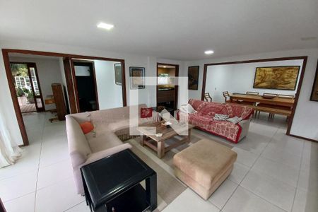 Sala de casa à venda com 3 quartos, 550m² em Itaipu, Niterói