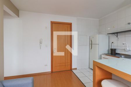 Sala/Cozinha de apartamento para alugar com 1 quarto, 28m² em Cristo Rei, Curitiba