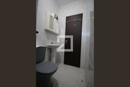 Banheiro de apartamento à venda com 2 quartos, 60m² em Jardim Itu, Porto Alegre