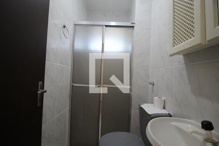 Banheiro de apartamento à venda com 2 quartos, 60m² em Jardim Itu, Porto Alegre