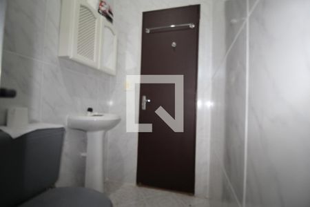 Banheiro de apartamento à venda com 2 quartos, 60m² em Jardim Itu, Porto Alegre