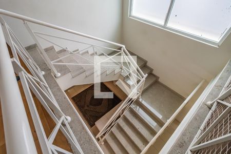Escadas de casa de condomínio à venda com 4 quartos, 344m² em Alphaville, Santana de Parnaíba