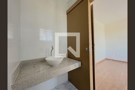 banheiro de casa à venda com 3 quartos, 106m² em Itapoã, Belo Horizonte