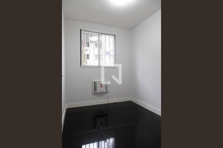 Quarto 1 de apartamento para alugar com 2 quartos, 44m² em Vargem Pequena, Rio de Janeiro