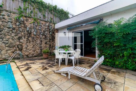 Casa à venda com 500m², 3 quartos e 4 vagas Casa à venda com 500m², 3 quartos e 4 vagasPiscina