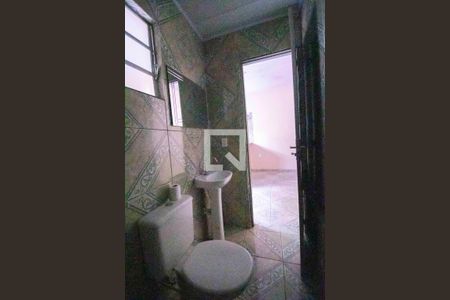 Banheiro de kitnet/studio para alugar com 1 quarto, 45m² em Setor Jaó, Goiânia