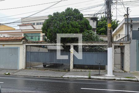 Casa para alugar com 378m², 4 quartos e 4 vagas Casa para alugar com 378m², 4 quartos e 4 vagasFachada
