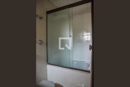 Casa para alugar com 378m², 4 quartos e 4 vagas Casa para alugar com 378m², 4 quartos e 4 vagasBanheiro da Suíte