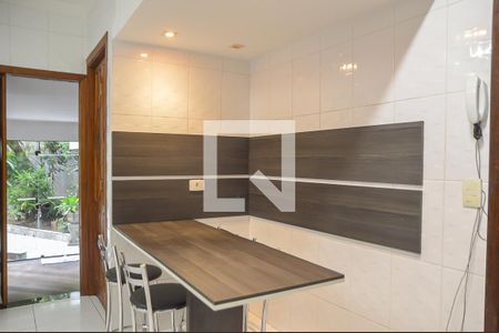 Casa para alugar com 378m², 4 quartos e 4 vagas Casa para alugar com 378m², 4 quartos e 4 vagasCozinha