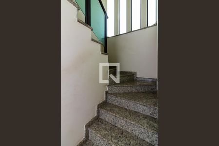 Escada de Acesso ao Piso Superior de casa à venda com 3 quartos, 180m² em Parque São Domingos, São Paulo