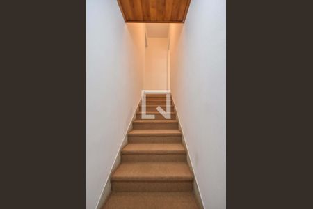 Escada de casa para alugar com 3 quartos, 150m² em Jardim Arpoador, São Paulo