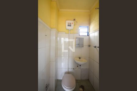 Banheiro de kitnet/studio para alugar com 1 quarto, 25m² em Cidade Intercap, Taboão da Serra