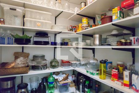 Casa à venda com 309m², 4 quartos e 4 vagas Casa à venda com 309m², 4 quartos e 4 vagasDespensa