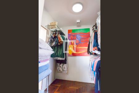 Casa à venda com 309m², 4 quartos e 4 vagas Casa à venda com 309m², 4 quartos e 4 vagasCloset da suíte