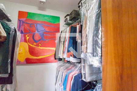 Casa à venda com 309m², 4 quartos e 4 vagas Casa à venda com 309m², 4 quartos e 4 vagasCloset da suíte