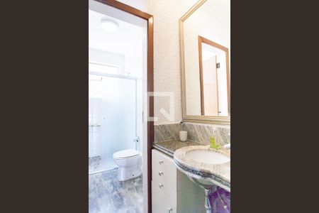 Casa à venda com 309m², 4 quartos e 4 vagas Casa à venda com 309m², 4 quartos e 4 vagasBanheiro Social