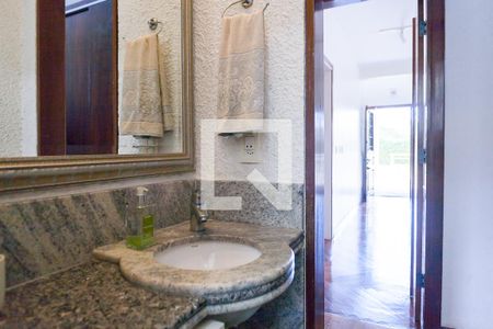 Casa à venda com 309m², 4 quartos e 4 vagas Casa à venda com 309m², 4 quartos e 4 vagasBanheiro Social