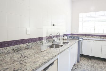 Casa à venda com 309m², 4 quartos e 4 vagas Casa à venda com 309m², 4 quartos e 4 vagascozinha