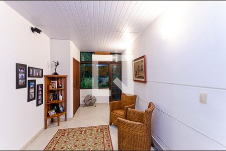 Sala de casa de condomínio à venda com 5 quartos, 320m² em Badu, Niterói