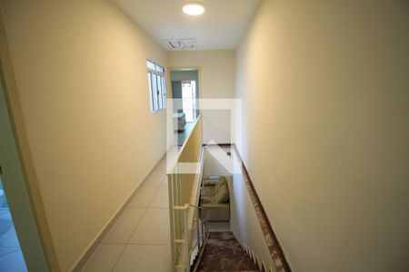 Corredor de casa para alugar com 3 quartos, 199m² em Vila Bertioga, São Paulo