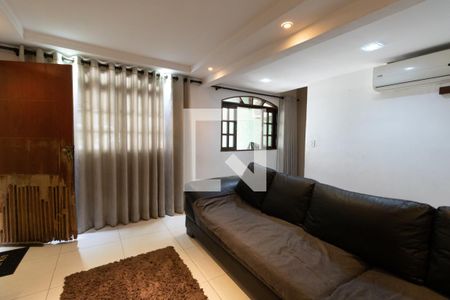 Sala de casa à venda com 3 quartos, 200m² em Jardim Ester, São Paulo