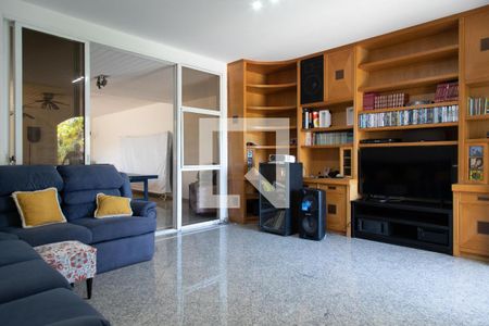 Sala de tv de casa de condomínio à venda com 4 quartos, 600m² em Barra da Tijuca, Rio de Janeiro