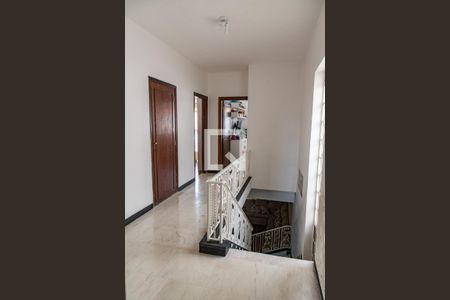 Casa para alugar com 525m², 7 quartos e 3 vagas Casa para alugar com 525m², 7 quartos e 3 vagasHall dos quartos