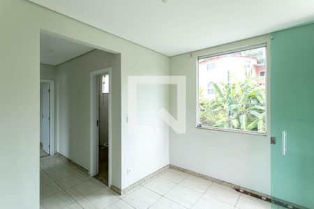 Sala de casa para alugar com 2 quartos, 72m² em Belmonte, Belo Horizonte