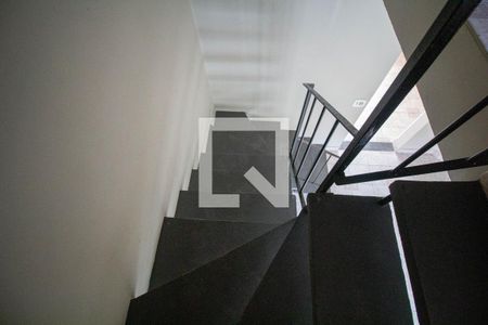 Escada de casa de condomínio para alugar com 2 quartos, 55m² em Vila Cosmopolita, São Paulo