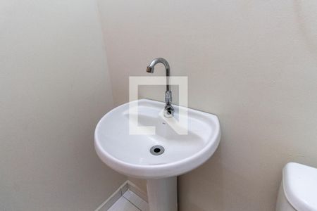 Lavabo de casa de condomínio para alugar com 2 quartos, 63m² em Vila Paranagua, São Paulo