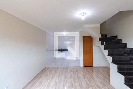 Sala de casa de condomínio para alugar com 2 quartos, 63m² em Vila Paranagua, São Paulo