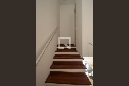 Casa de condomínio à venda com 153m², 3 quartos e 2 vagas Casa de condomínio à venda com 153m², 3 quartos e 2 vagasEscada