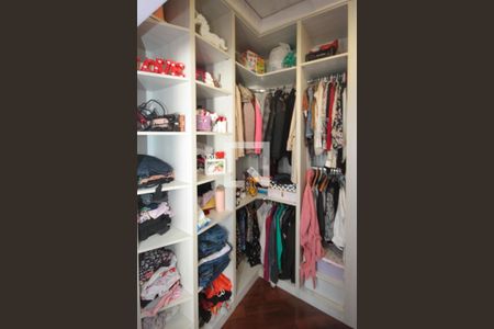 Casa de condomínio à venda com 153m², 3 quartos e 2 vagas Casa de condomínio à venda com 153m², 3 quartos e 2 vagasCloset